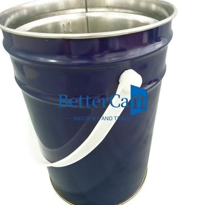 Un seau d' étain blanc de 5 gallons et un seau d' étain de 5 litres avec un joint en caoutchouc