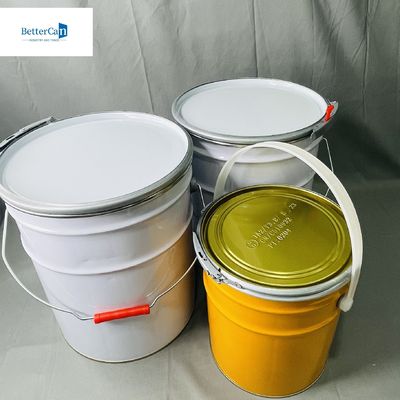 Un seau conique de 18 litres avec un couvercle à fleurs, une boîte vide en métal de 20 litres.