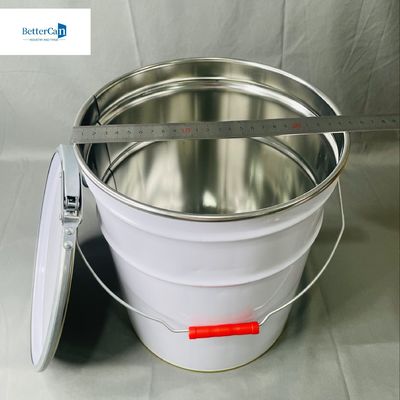 Un seau conique de 18 litres avec un couvercle à fleurs, une boîte vide en métal de 20 litres.