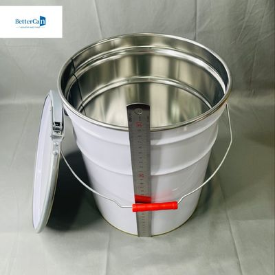 Un seau en étain de 5 gallons avec anneau de verrouillage