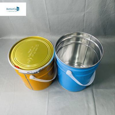Un seau conique de 5 litres avec une poignée métallique pour imprimer de la peinture