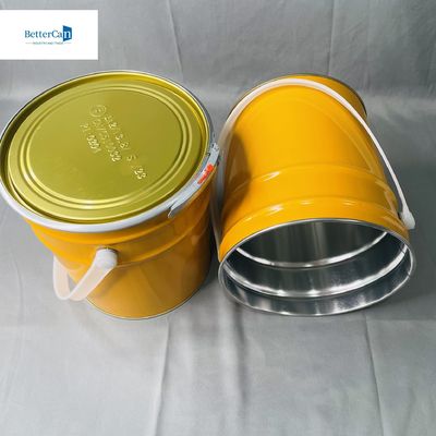 Un seau conique de 5 litres avec une poignée métallique pour imprimer de la peinture