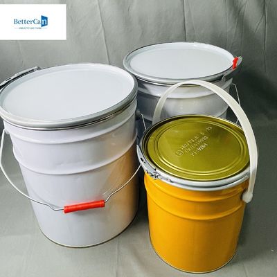0Un seau métallique blanchi de 35 mm avec poignée de 5 litres