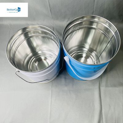 Un seau conique de 5 litres avec une poignée métallique pour imprimer de la peinture